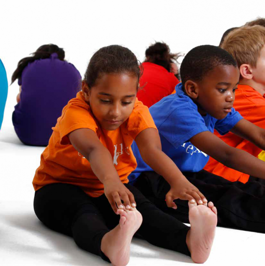 Pasul 3 din tehnica RelaxKids - stretching-ul